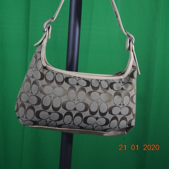 coach d6k-4153 backpack Kenley Signature jacquard refined pebble leather and smooth calf leather Inside zip cell phone and multifunction pockets Inside tech sleeve Drawstring and snap closures fabric lining Top handle with 3 1/4 drop Outside zip and flap pockets Adjustable shoulder straps Luggage sleeve 11 1/4 (L) x 17 3/4 (H) x 6 1/2 (W) Style No. Vintage coach black backpack -